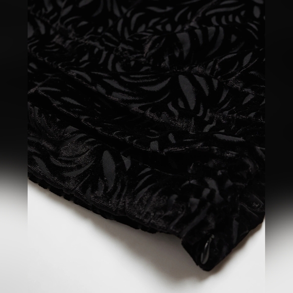 🔥Last 1🔥 MANGO Velvet top with flower - Picture 3 of 4